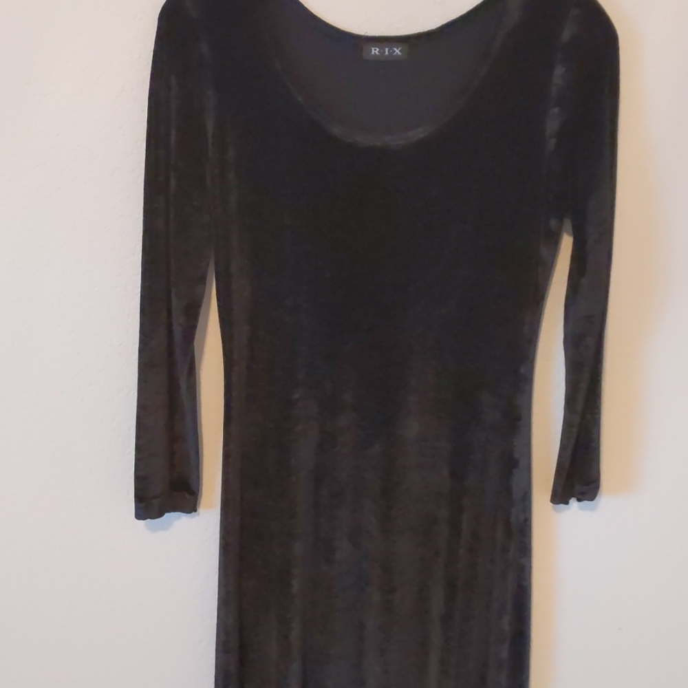 Black 🖤 velvet round neck midi dress.